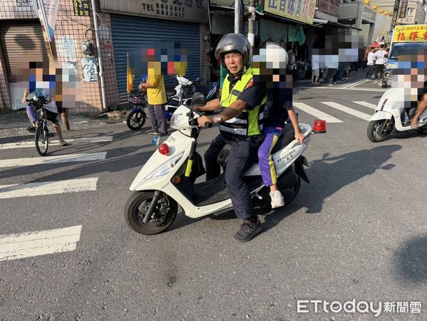 ▲東港警分局員警以機車載女學生回校             。（圖／記者陳崑福翻攝）