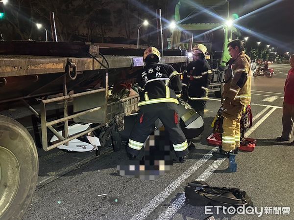 ▲▼高雄死亡車禍，女騎士傷重不治。（圖／記者吳奕靖翻攝）