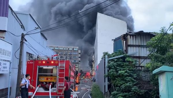 ▲▼桃園春日路不織布工廠火警。（圖／翻攝桃園市議員黃瓊慧臉書）