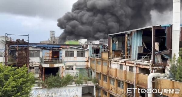 ▲▼桃園不織布工廠火警。（圖／記者楊淑媛翻攝）