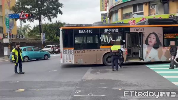 ▲板橋公車衝上人行道。（圖／記者陳以昇翻攝，下同）