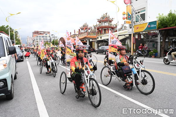 ▲▼車隊抵達花蓮聖天宮後，繼續南下環島。（圖／花蓮縣政府提供，下同）