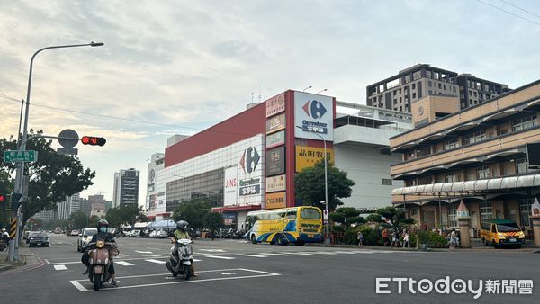 ▲▼   高雄,高大特區,手搖飲,藍昌路,家樂福          。（圖／記者張雅雲攝）