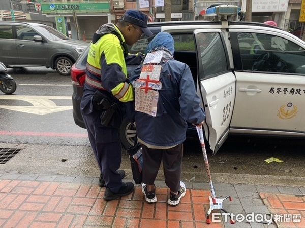 ▲▼警方查出張男身分住處後送返家。（圖／中壢警分局提供）