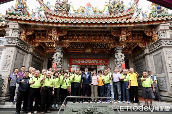 ▲雄市長陳其邁與在地立委、議員們一同至哈瑪星代天宮參與揭匾儀式。             。（圖／記者吳奕靖翻攝）