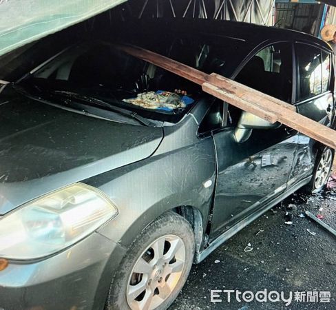 ▲枋山鄉自小客駛出車道撞及路旁停放自小客車             。（圖／記者陳崑福翻攝）