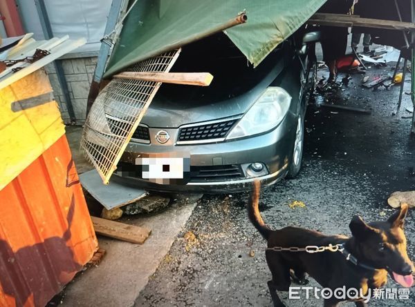 ▲枋山鄉自小客駛出車道撞及路旁停放自小客車             。（圖／記者陳崑福翻攝）