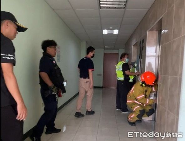 ▲內埔警分局內埔派出所巡佐兆明福、警員陳穎玟會同消防人員協助學生脫困           。（圖／記者陳崑福翻攝）