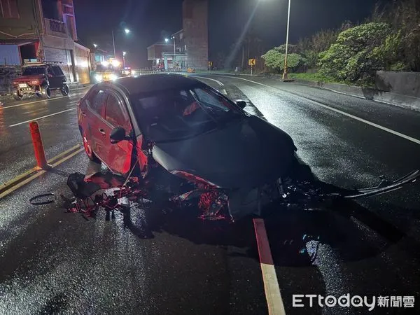 ▲車輛失控打滑自撞，駕駛輕傷。（圖／記者楊漢聲翻攝）