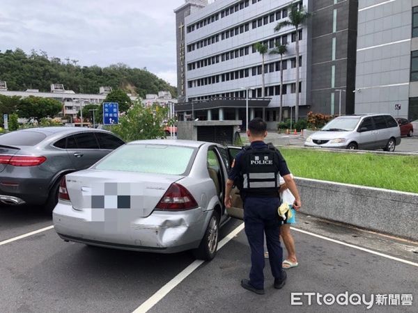 ▲警方細心協助民眾找到汽車停放位置。（圖／記者楊漢聲翻攝）