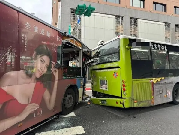 台北市北市忠孝東路與鎮江街口昨發生一起公車事故，導致1死、15傷的悲劇。（翻攝畫面）