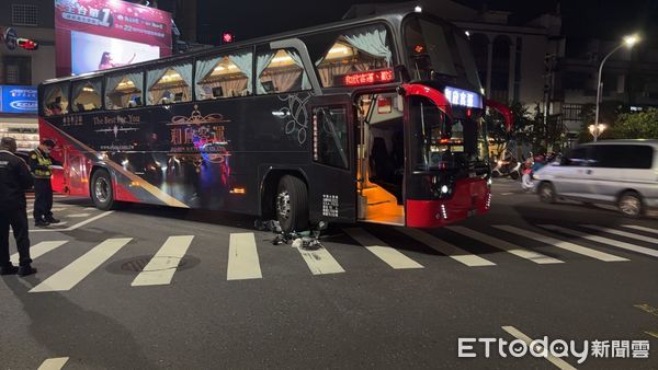 ▲台南客運撞輾電動自行車，16歲女高中生驚險逃生。（圖／記者林東良翻攝）