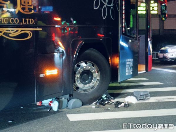 ▲台南客運撞輾電動自行車，16歲女高中生驚險逃生。（圖／記者林東良翻攝）