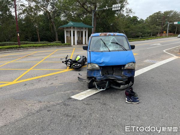 ▲▼金門交通事故，小貨車轉彎未禮讓直行車，騎士受傷。（圖／記者林名揚翻攝）