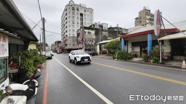 ▲苗栗縣頭份市銀河路今晨發生死亡事故，晨運老婦人橫越馬路遭轎車碰撞，當場沒有呼吸。（圖／記者楊永盛翻攝）