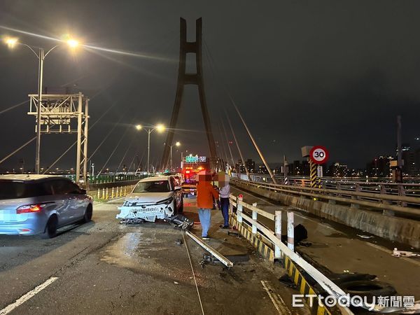 ▲▼       21歲女開試乘車自撞施工護欄      。（圖／記者陳以昇翻攝）