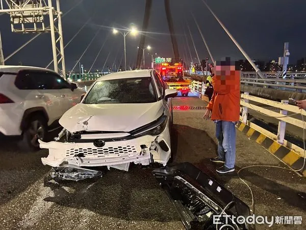 ▲▼       21歲女開試乘車自撞施工護欄      。（圖／記者陳以昇翻攝）