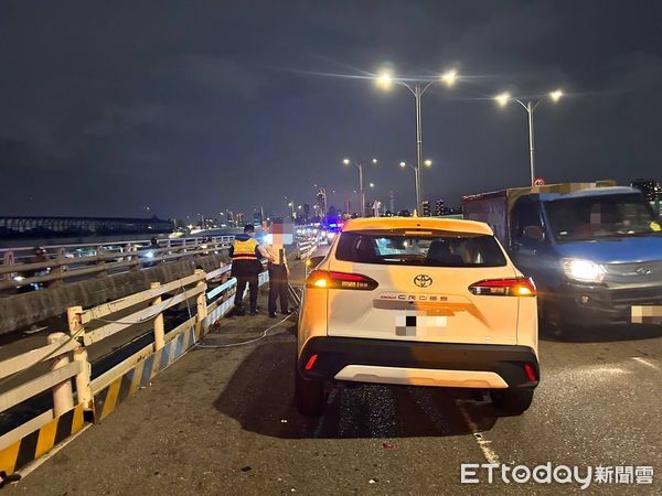 ▲▼       21歲女開試乘車自撞施工護欄      。（圖／記者陳以昇翻攝）