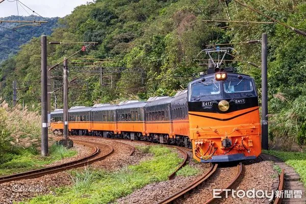 ▲▼中華郵政首度在台鐵鳴日號觀光列車提供臨時郵局隨車服務。（圖／雄獅旅遊提供）