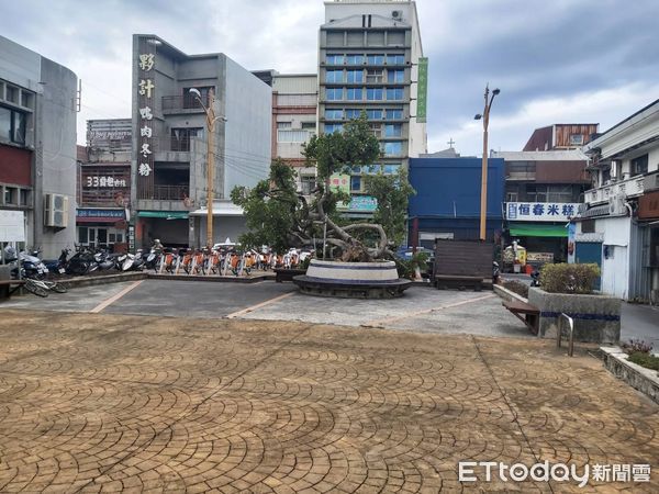 ▲落山風吹倒樹木、吹歪路標            。（圖／記者陳崑福翻攝）