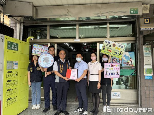 ▲里港警分局續推動警勤區勤查入戶宣導及表揚打詐有功人員           。（圖／記者陳崑福翻攝）