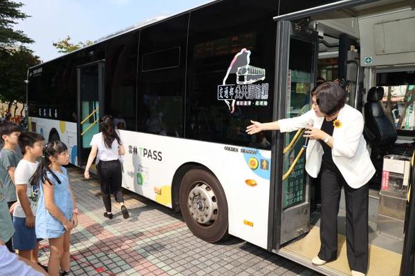 雲林校園道安宣導起跑 張麗善縣長：道安觀念從小建立 安全享受公共運輸（圖／雲林縣政府提供）