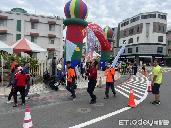 ▲台南市消防局第二救災救護大隊，19日結合玉井國小「120週年校慶路跑」活動，辦理「冬季防火防災宣導Run起來」，玉井警消及義消山搜分隊持「消防宣導關東旗」全程一同路跑。（圖／記者林東良翻攝，下同）