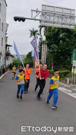 ▲台南市消防局第二救災救護大隊，19日結合玉井國小「120週年校慶路跑」活動，辦理「冬季防火防災宣導Run起來」，玉井警消及義消山搜分隊持「消防宣導關東旗」全程一同路跑。（圖／記者林東良翻攝，下同）