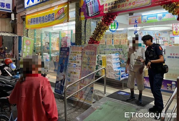 ▲屏東警分局民和派出所警員陳音足及陳偉誠協助鍾男返家             。（圖／記者陳崑福翻攝）