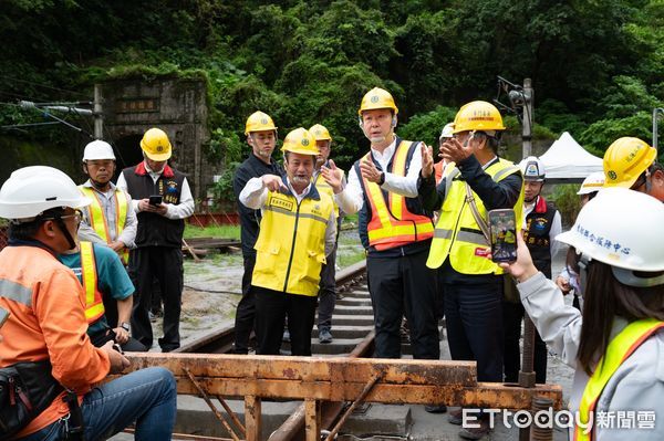 ▲▼交通部長陳世凱視察台鐵西小清水溪橋復建，12/21提前通車。（圖／交通部提供）