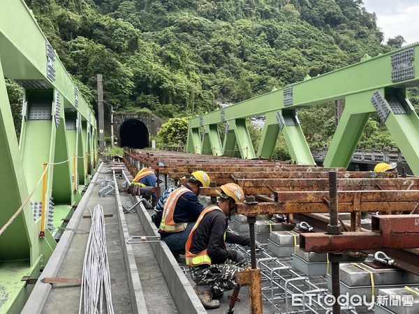 ▲▼交通部長陳世凱視察台鐵西小清水溪橋復建，12/21提前通車。（圖／交通部提供）