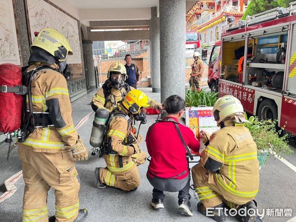 ▲台南市消防局第二大隊，為強化南化區「厚德．紫竹寺」廟方災害應變能力，特舉辦組合訓練暨自衛消防編組演練。（圖／記者林東良翻攝，下同）