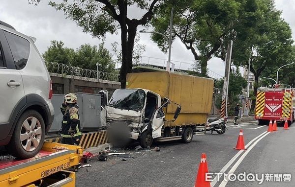 ▲桃園送貨男因頭暈自撞兵營外變電箱及路旁臨停拖吊車。（圖／八德警分局提供）