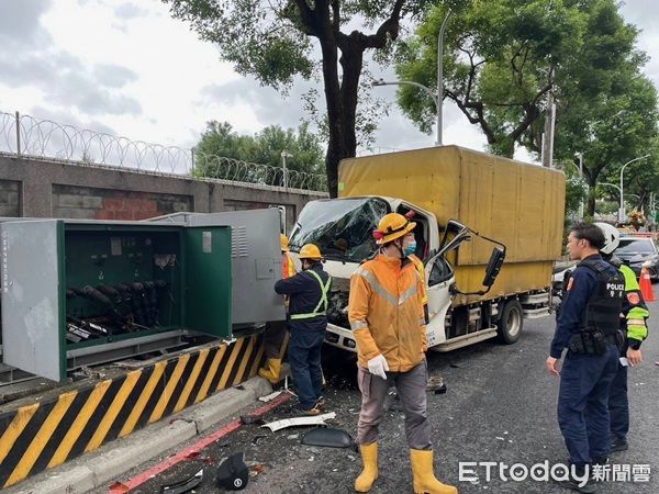 ▲▼巨大衝擊力將車頭撞凹，駕駛一度受困車頭內。（圖／八德警分局提供）