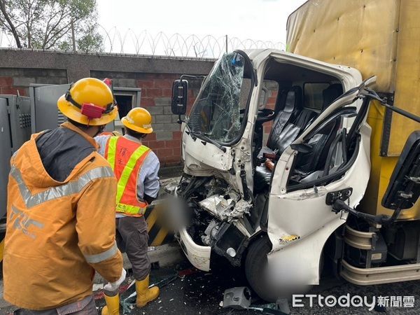 ▲▼巨大衝擊力將車頭撞凹，駕駛一度受困車頭內。（圖／八德警分局提供）