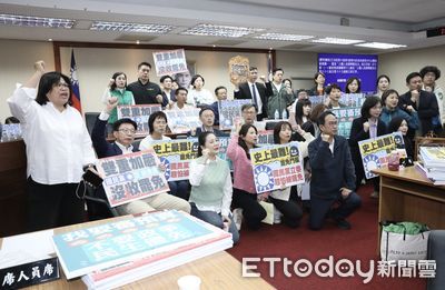 綠委清晨進會議室佔領主席台　韓國瑜承諾「檢討門鎖」