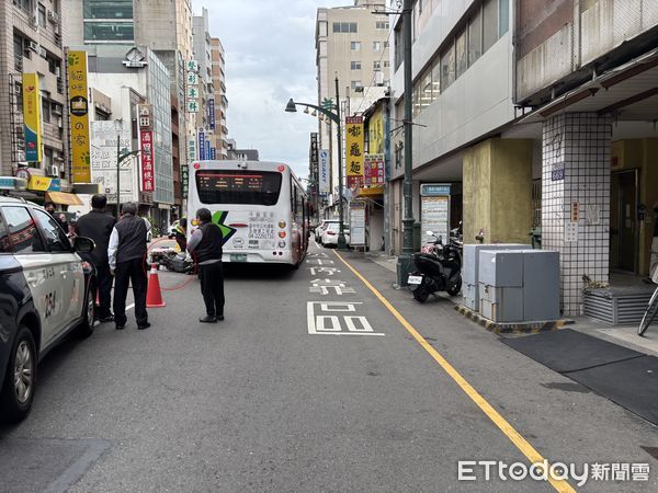 ▲▼台中騎士碰撞下客公車...又遭另台公車追撞　腰部受傷送醫。（圖／記者許權毅翻攝）