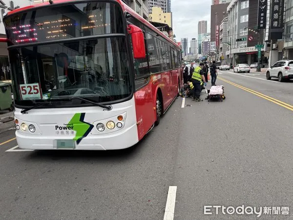 ▲▼台中騎士碰撞下客公車...又遭另台公車追撞　腰部受傷送醫。（圖／記者許權毅翻攝）