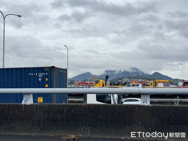 ▲▼國1高架南向31.2K一輛自小客車火燒車             。（圖／記者黃宥寧翻攝）