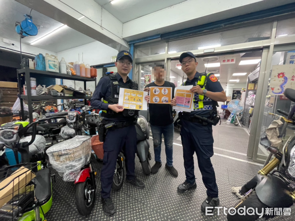 ▲▼微型電動二輪車將納入管理，鳳林警方持續向轄區內機車店及騎士進行宣導。（圖／鳳林警分局提供，下同）