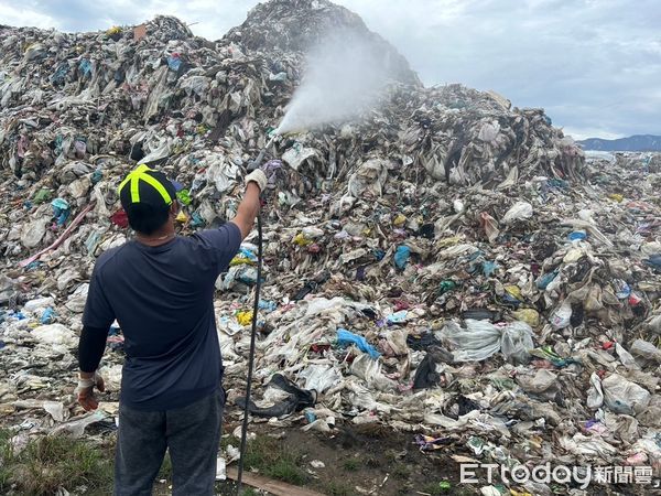 ▲▼垃圾轉運廠商及清潔隊每天都定時噴灑除臭劑，已降低產生臭異味的可能性。（圖／花蓮市公所提供，下同）