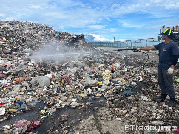 ▲▼垃圾轉運廠商及清潔隊每天都定時噴灑除臭劑，已降低產生臭異味的可能性。（圖／花蓮市公所提供，下同）