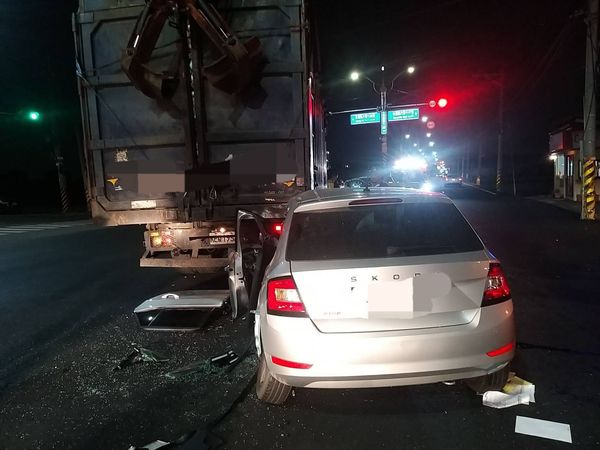 ▲福興鄉自小客車駕駛追撞抓斗車受困車內。（圖／消防提供）