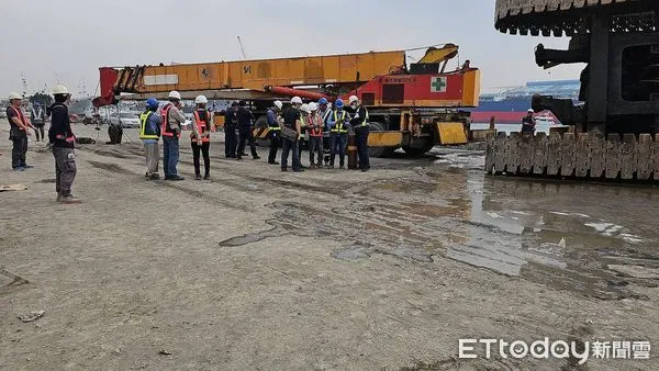 ▲▼ 高雄港吊車傾倒，司機急跳車遭重壓慘死！。（圖／記者吳世龍翻攝）