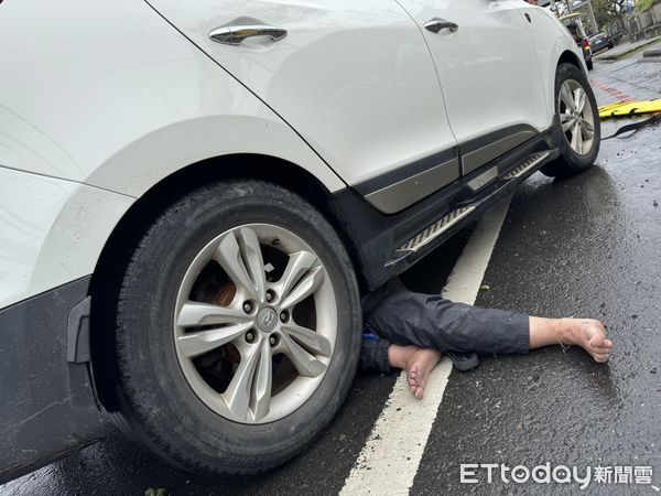 ▲▼      宜蘭女騎士自摔遭輾       。（圖／記者游芳男翻攝）