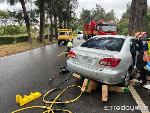 ▲▼金門車禍，劉姓女駕駛疑因天雨路滑不慎自撞路樹             。（圖／記者林名揚翻攝）