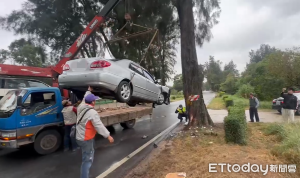 ▲▼金門車禍，劉姓女駕駛疑因天雨路滑不慎自撞路樹             。（圖／記者林名揚翻攝）