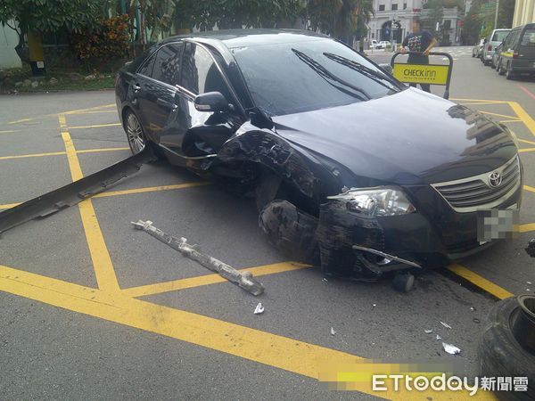 ▲▼妙齡女子不熟路況自撞路燈桿，車子高速撞擊180度掉頭，輪胎斷落。（圖／民眾提供，下同）