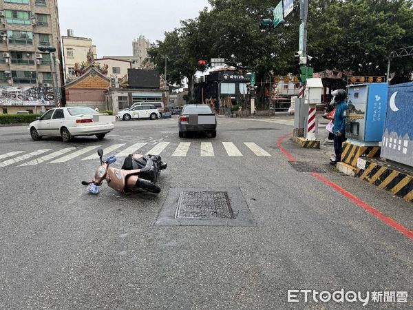 ▲▼金城鎮民權路與光前路口今早發生小客車追撞機車事故。（圖／林名揚翻攝）