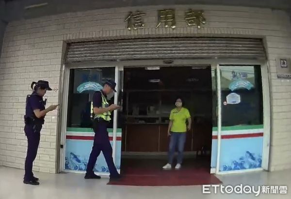 ▲枋寮警分局枋寮派出所警員林琮憲等人成功攔阻陳女被騙             。（圖／記者陳崑福翻攝）